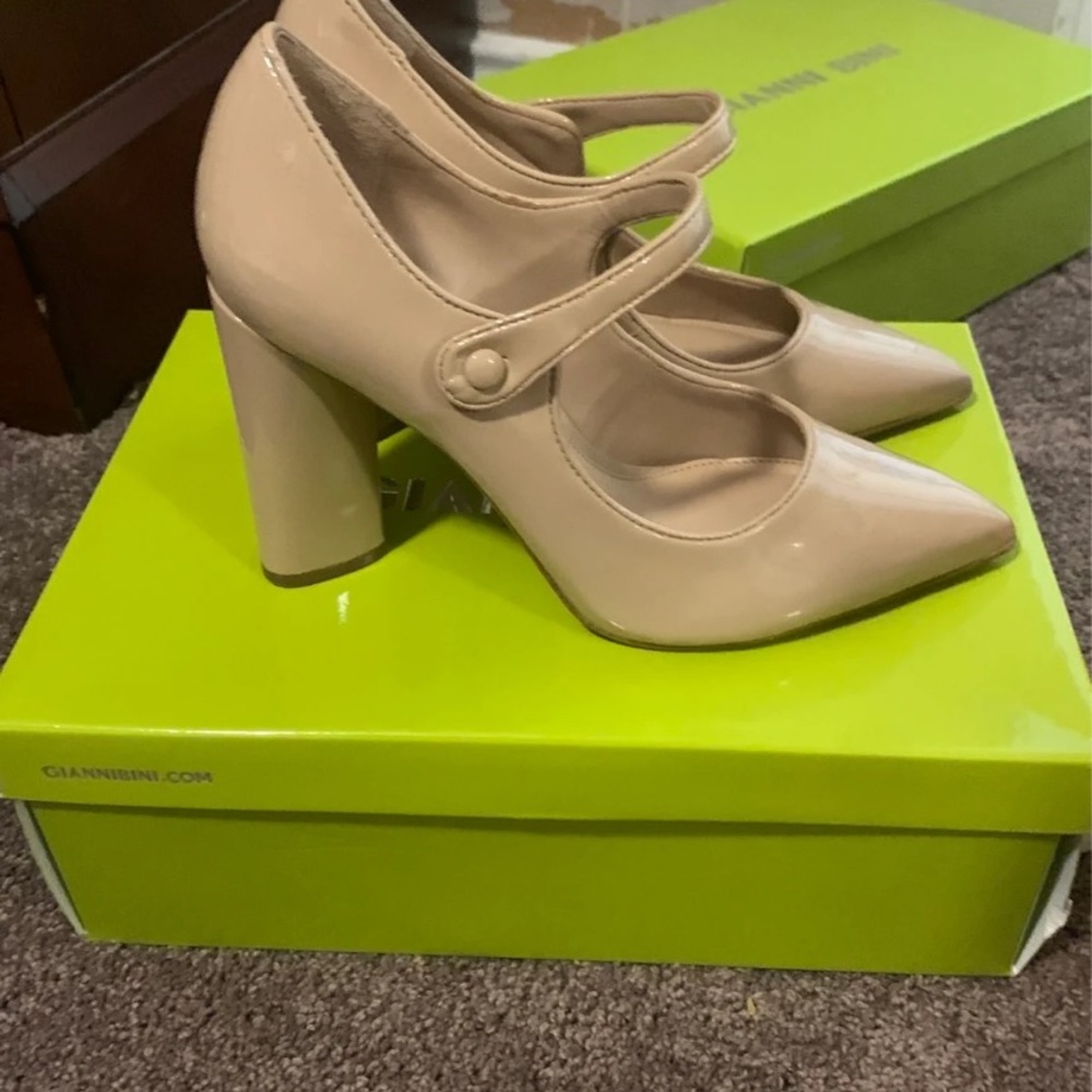 Size 7 Gianni bini patent nude heels